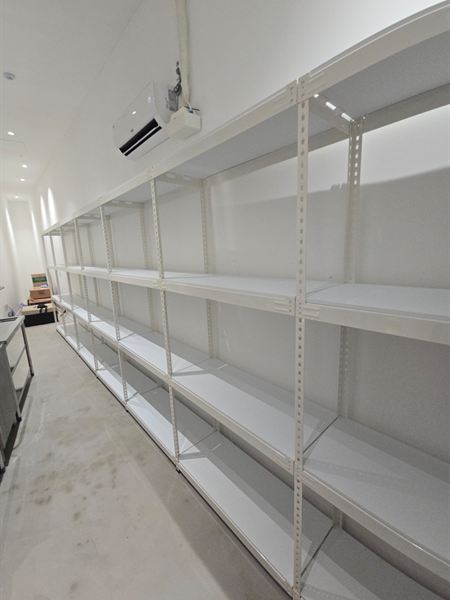 신축 상가 주방 뒤 창고 선반 설치 설치 완료 사진