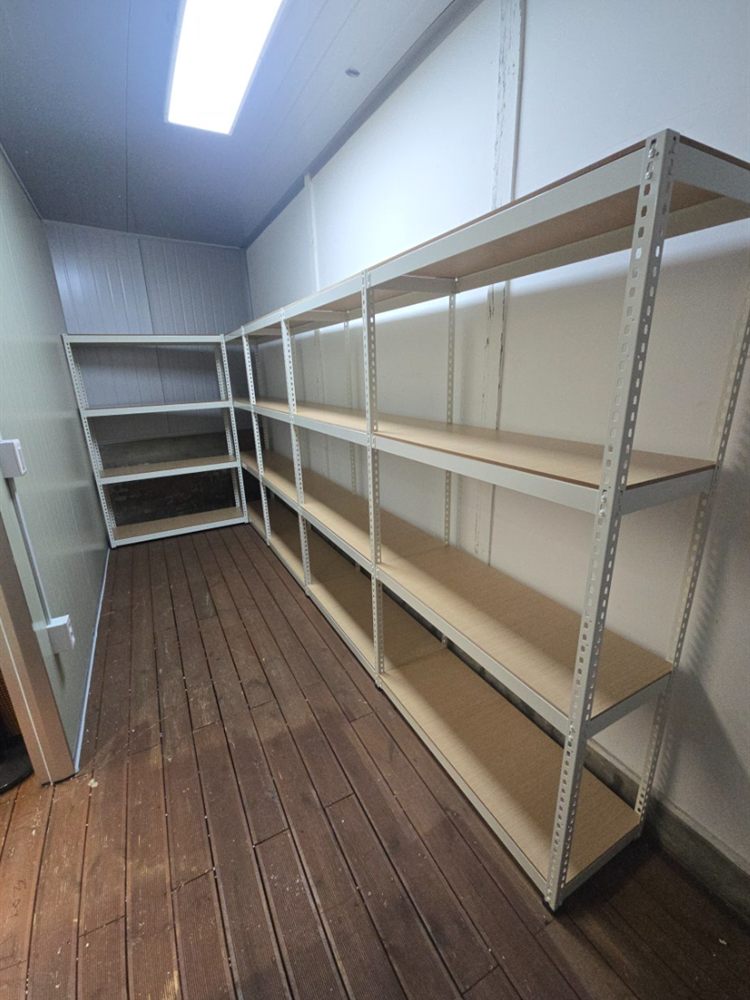 판넬 창고 코너 선반 설치 – ㄱ자 코너 + 3연장 4단 · 깊이 450 조립식 앵글 선반 설치 완료 모습