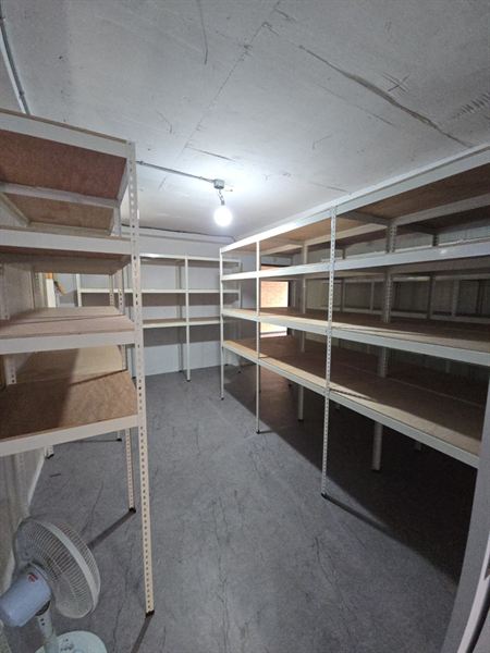 지하 창고 ㄷ자 벽면 선반 설치 설치 완료 사진